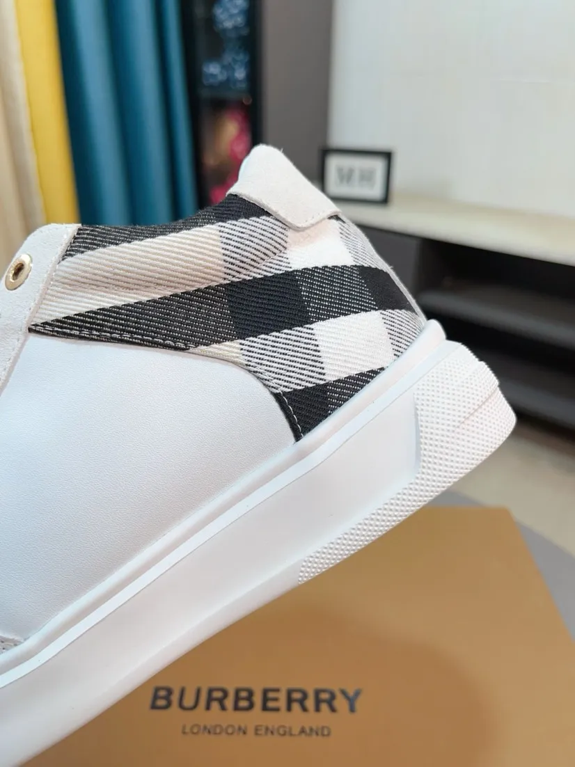 Ex-factory price 420🌹🌹"burberry" Burberry high-top original brand imported from Italy, selected cowhide with electric embroidered logo➕Genuine leather lining, breathable and comfortable (refuses to discolor and grind feet) Sole: non-slip rubber outsole, original quality, super comfortable Korean style shoes🏃 Men's shoe size: 38-44,